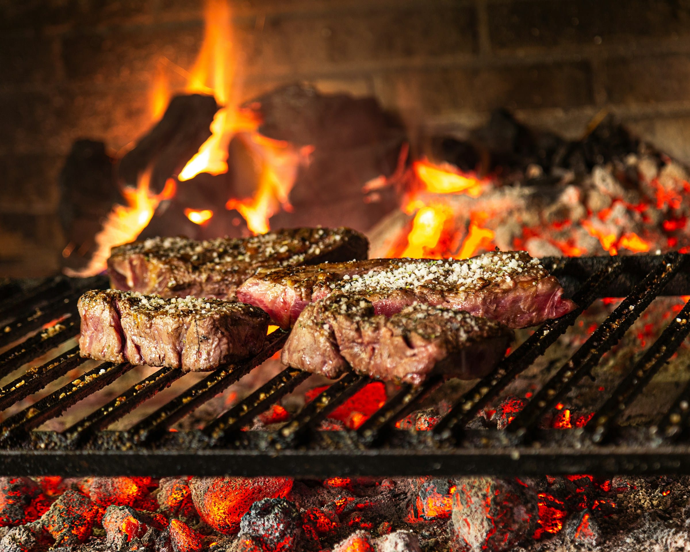 Cortes de carne a la parrilla con brasas de quebracho en Don Fierro
